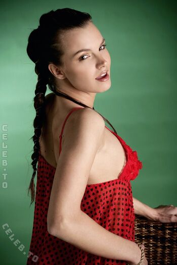 Suzie Carina